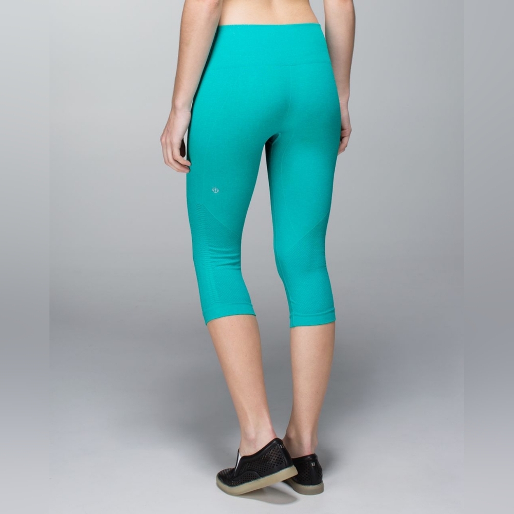 ☀️Lululemon In The Flow Crop II In Heathered Blue Tropics